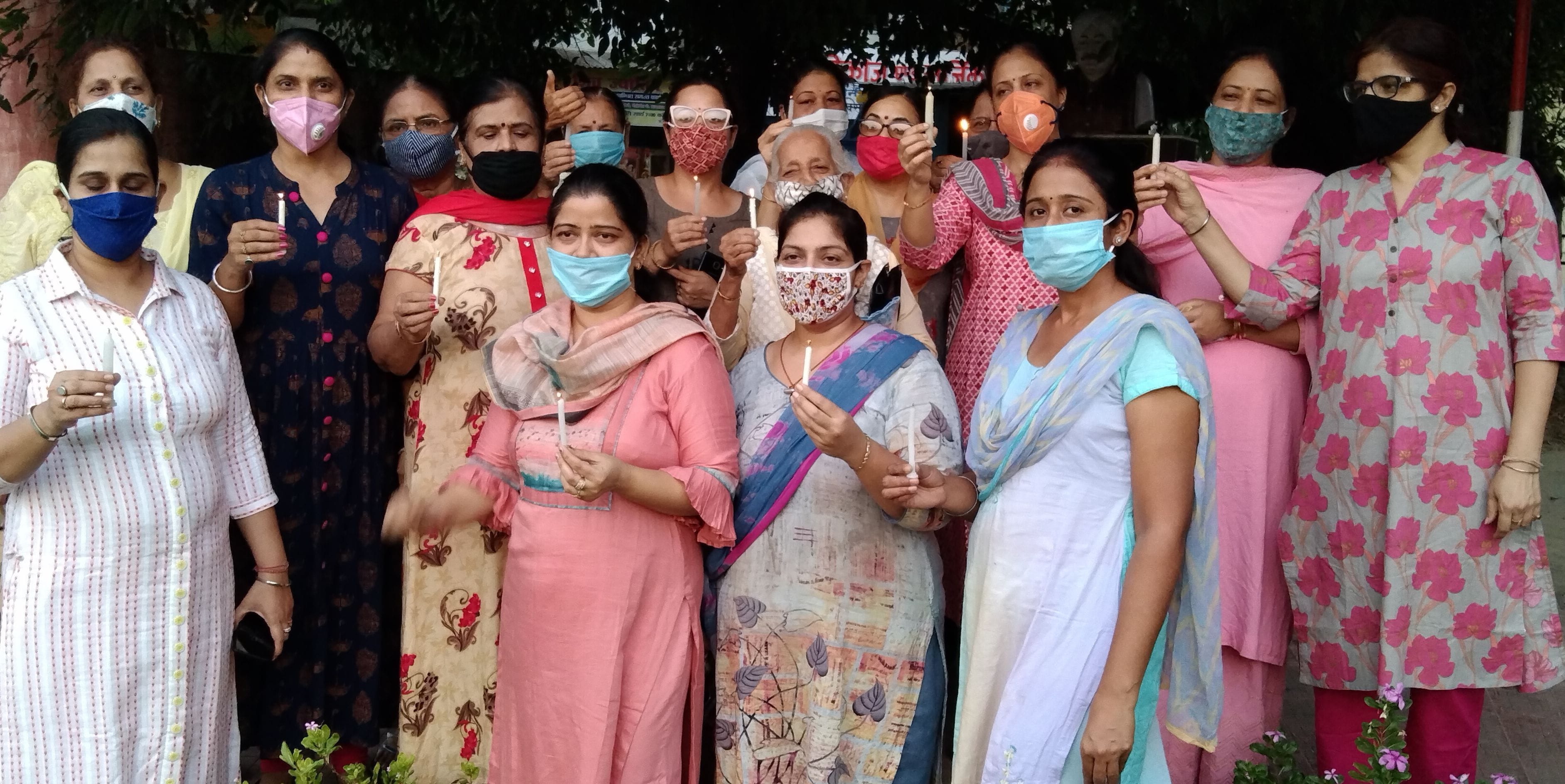 अशोक कॉलोनी स्थित पार्क में मोमबत्ती जलाकर श्रद्धांजलि देती महिलाएं। अशोक कॉलोनी स्थित पार्क में मोमबत्ती जलाकर श्रद्धांजलि देती महिलाएं।