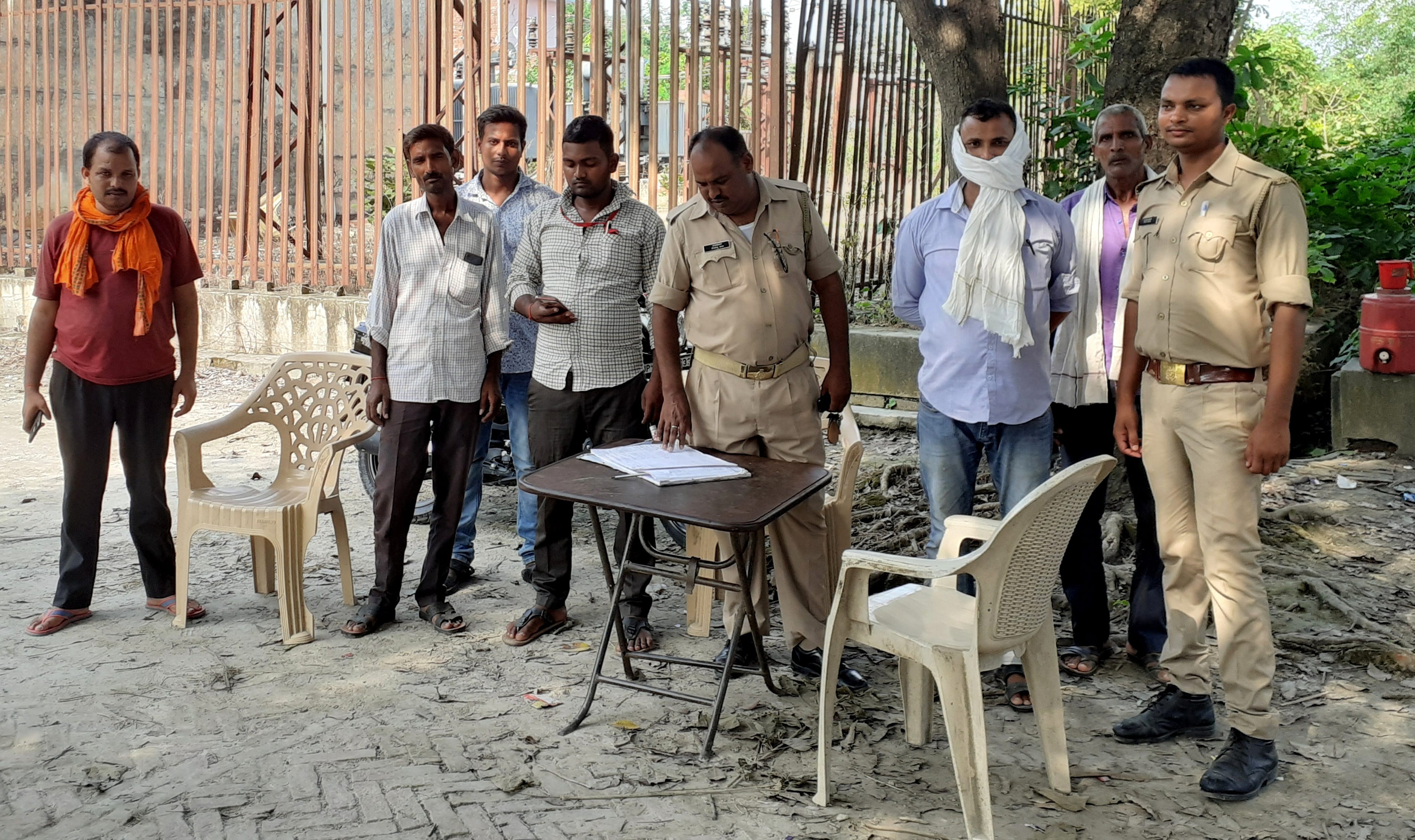 अहरौला के रेडहा विद्युत सब स्टेशन पर तैनात पुलिस। अहरौला के रेडहा विद्युत सब स्टेशन पर तैनात पुलिस।