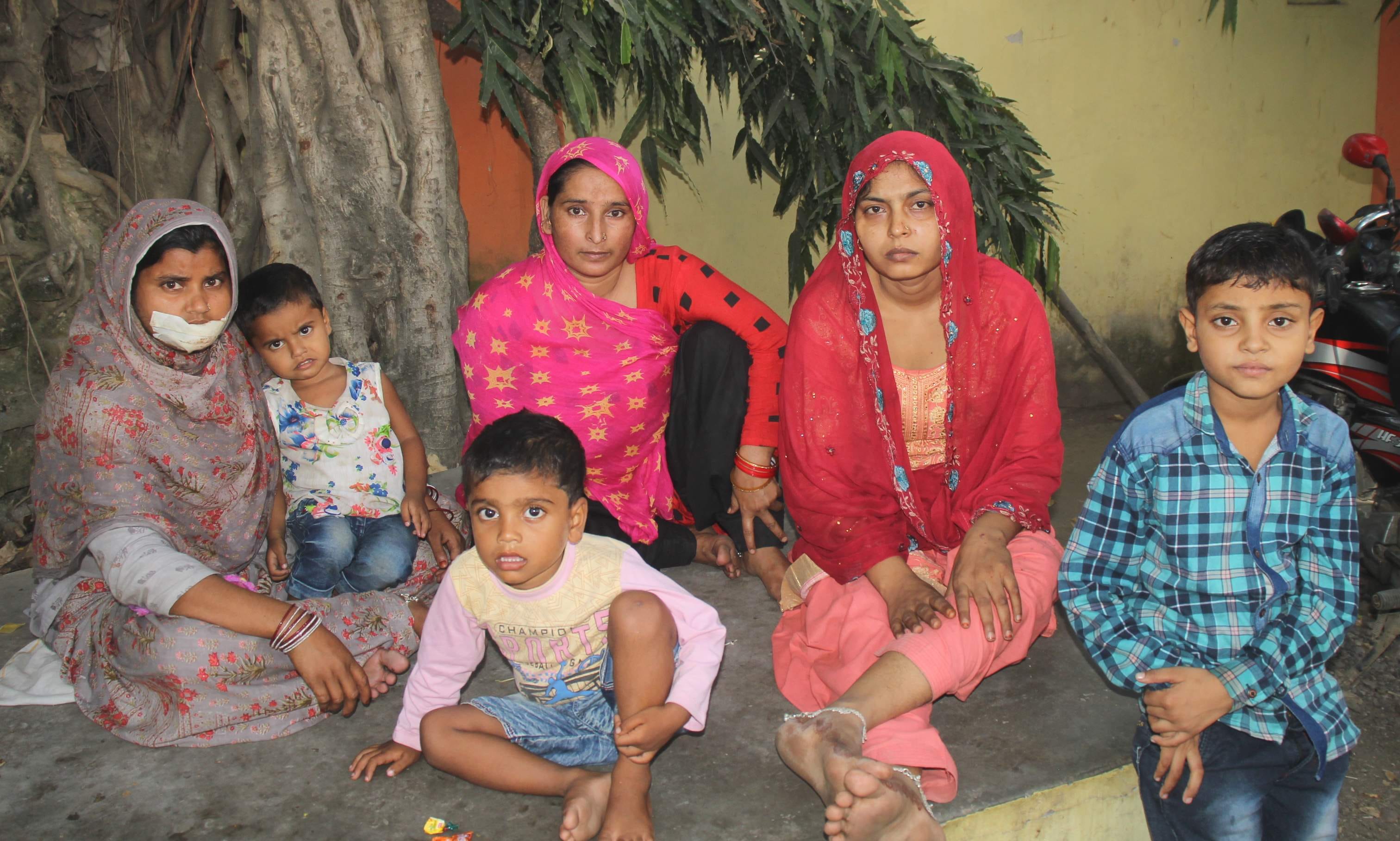 रामपुर जिला अस्पताल में बैठे सड़क हादसे में मृत मासूम आसिर उर्फ अहमद की घायल मां जरीना,शमीम जहां,? रामपुर जिला अस्पताल में बैठे सड़क हादसे में मृत मासूम आसिर उर्फ अहमद की घायल मां जरीना,शमीम जहां,?
