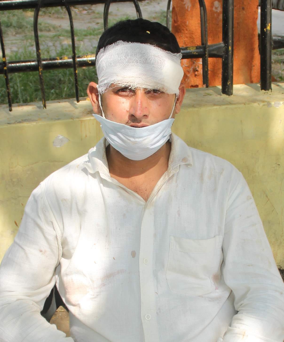 रामपुर जिला अस्पताल के पोस्टमार्टम हाउस पर बैठे गमजदा मृत आसिर उर्फ अहमद के पिता अहसान घायल।संव? रामपुर जिला अस्पताल के पोस्टमार्टम हाउस पर बैठे गमजदा मृत आसिर उर्फ अहमद के पिता अहसान घायल।संव?