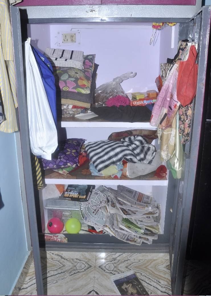चोरों के द्वारा खाली की गई अलमारी। चोरों के द्वारा खाली की गई अलमारी।