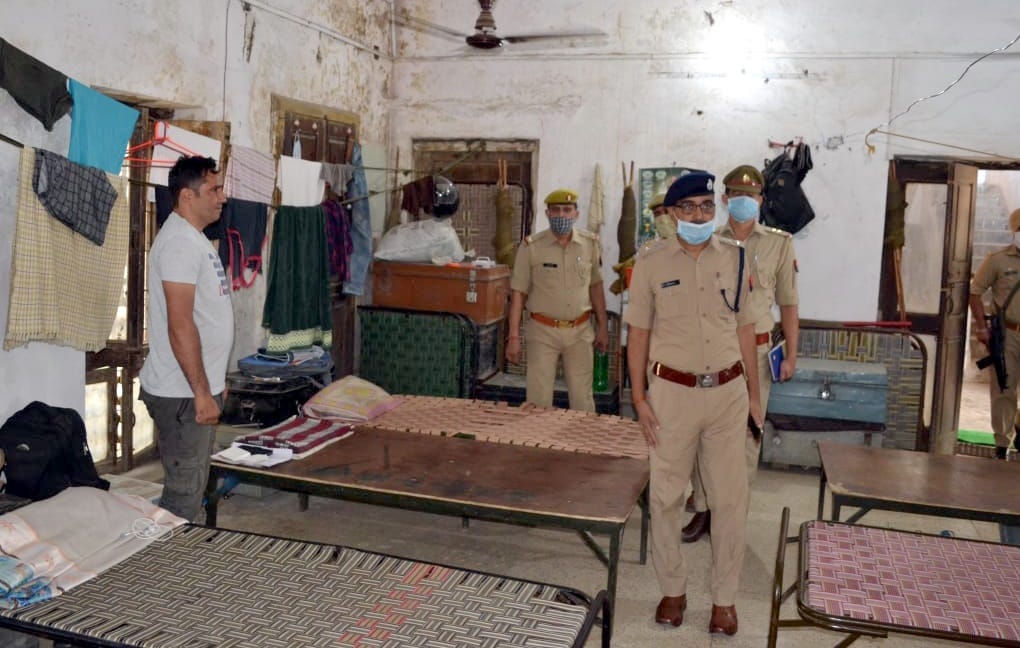 शामली पुलिस लाइन की बैरिंग का निरिक्षण करते एसपी नित्यानंद राय शामली पुलिस लाइन की बैरिंग का निरिक्षण करते एसपी नित्यानंद राय