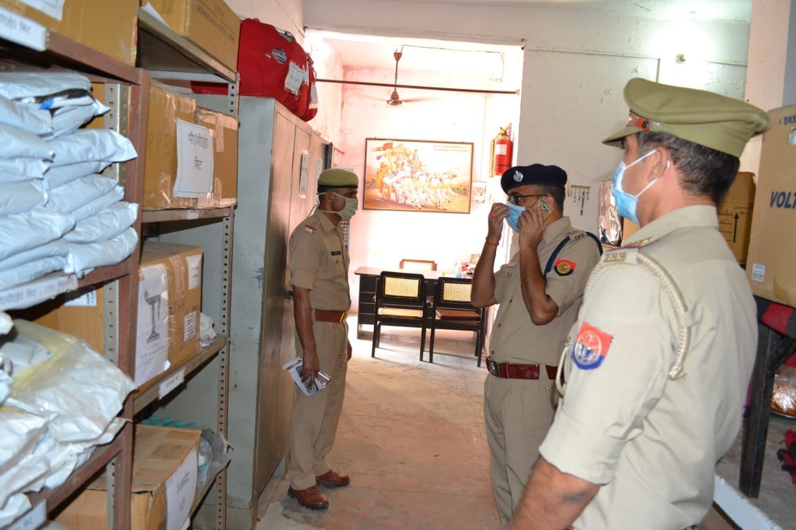 शामली पुलिस लाइन की बैरिंग का निरिक्षण करते एसपी नित्यानंद राय शामली पुलिस लाइन की बैरिंग का निरिक्षण करते एसपी नित्यानंद राय