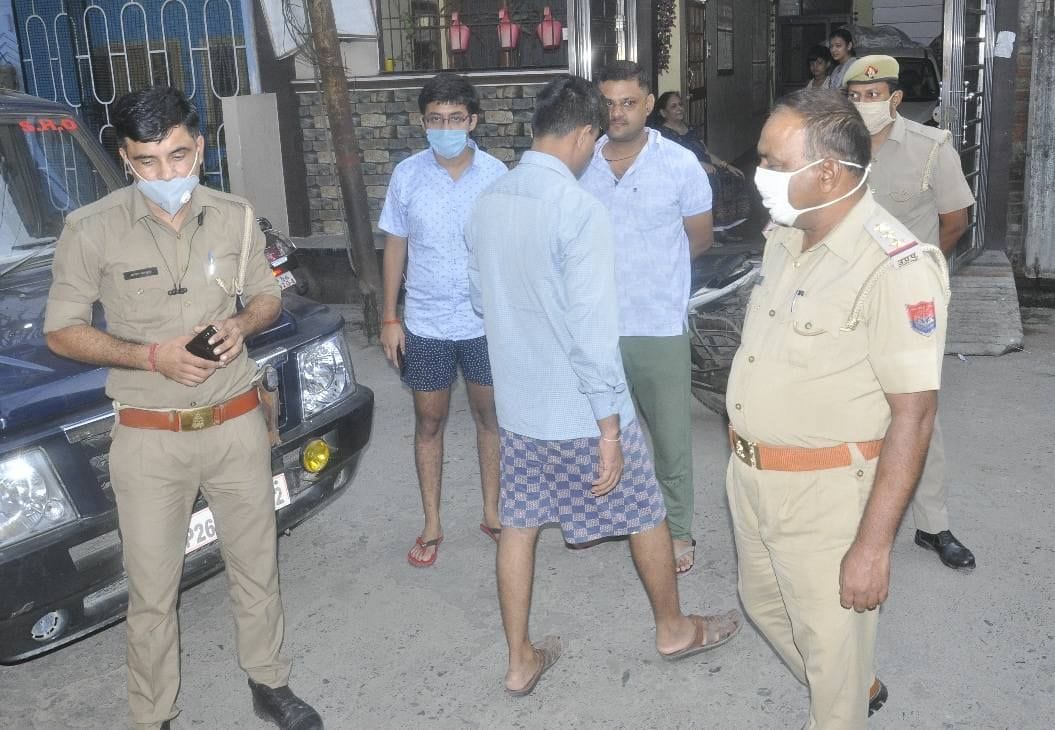 चोरी की सूचना पर घटनास्थल पर मौजूद पुलिस टीम। चोरी की सूचना पर घटनास्थल पर मौजूद पुलिस टीम।