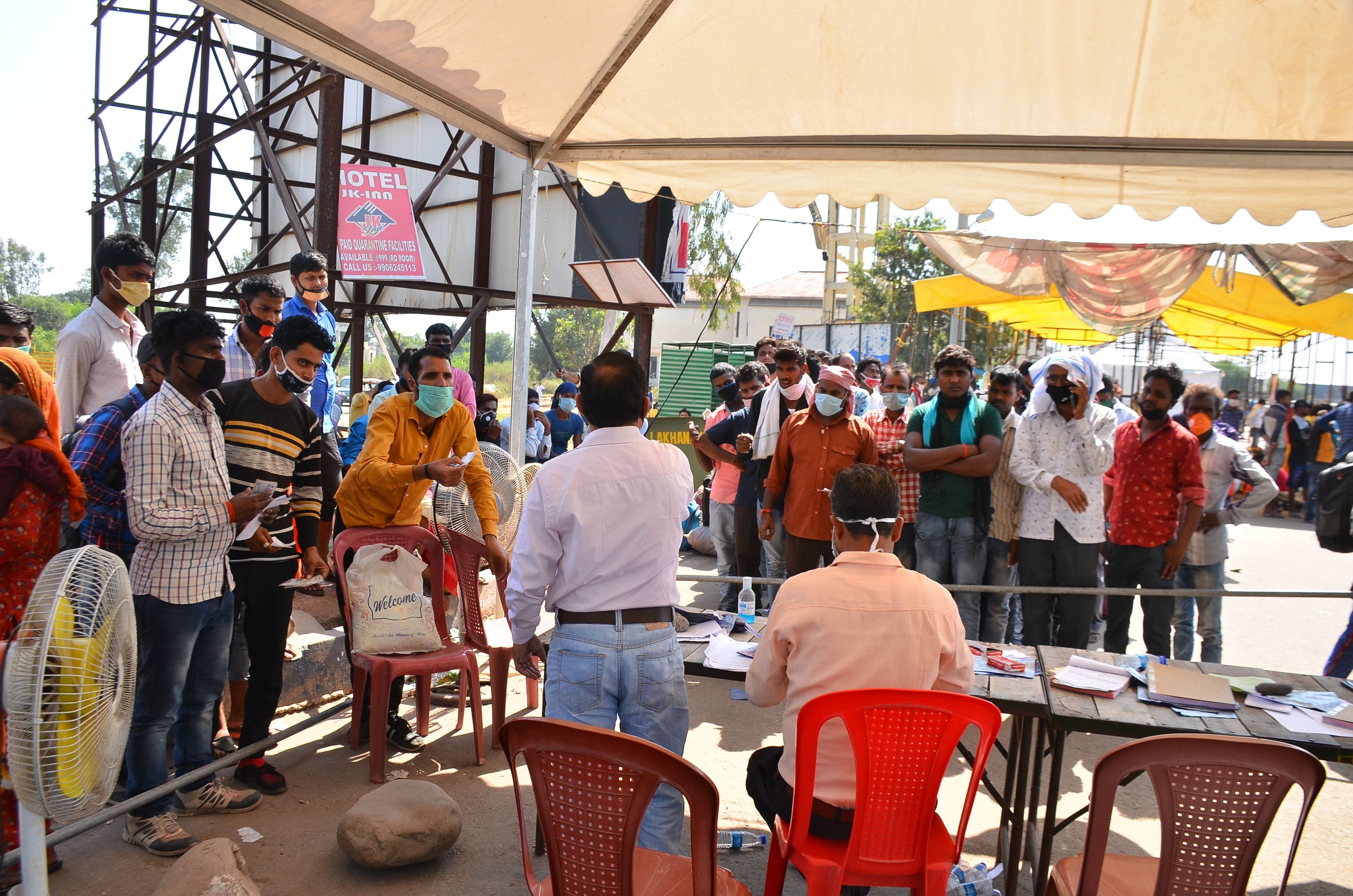 लखनपुर में सामाजिक दूरी के नियम का उल्लंघन कर प्रवेश की अनुमति लेने के लिए उमड़े बाहरी राज्यों से लखनपुर में सामाजिक दूरी के नियम का उल्लंघन कर प्रवेश की अनुमति लेने के लिए उमड़े बाहरी राज्यों से