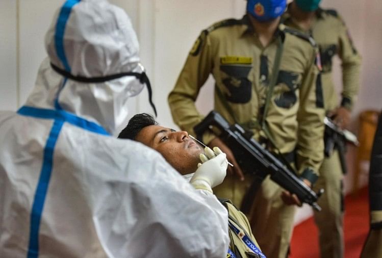 नए कोरोना का खौफ: लंदन से दिल्ली लौटे विमान में संक्रमित मिले पांच यात्री और क्रू सदस्य