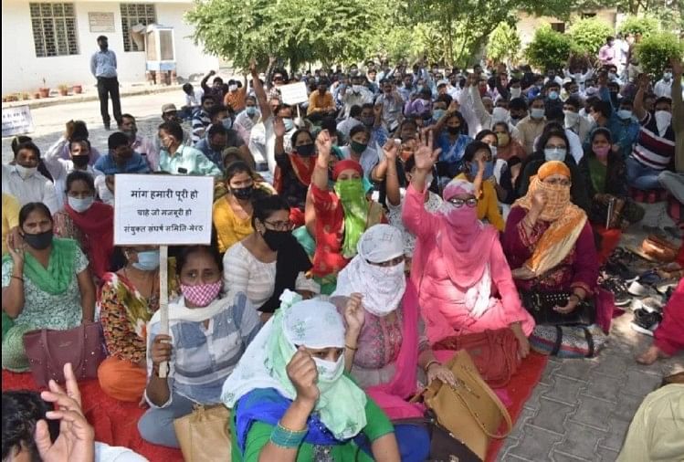 यूपीः निजीकरण के खिलाफ बिजली कर्मियों का अनिश्चितकालीन कार्य बहिष्कार, दिन भर बिजली को तरसे लोग सरकार के खिलाफ प्रदर्शन करते बिजली कर्मी