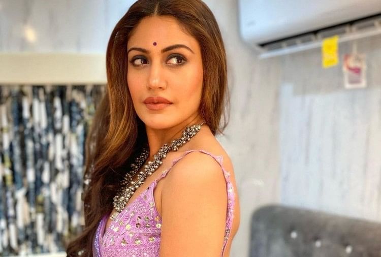 Tv Serial Actress Shraddha Arya Nia Sharma Surbhi Chandna Saree Look With Bold Blouse - टीवी की इन बहुओं ने साड़ी संग कुछ ऐसा लगाया ग्लैमर का तड़का कि फैंस हो गए