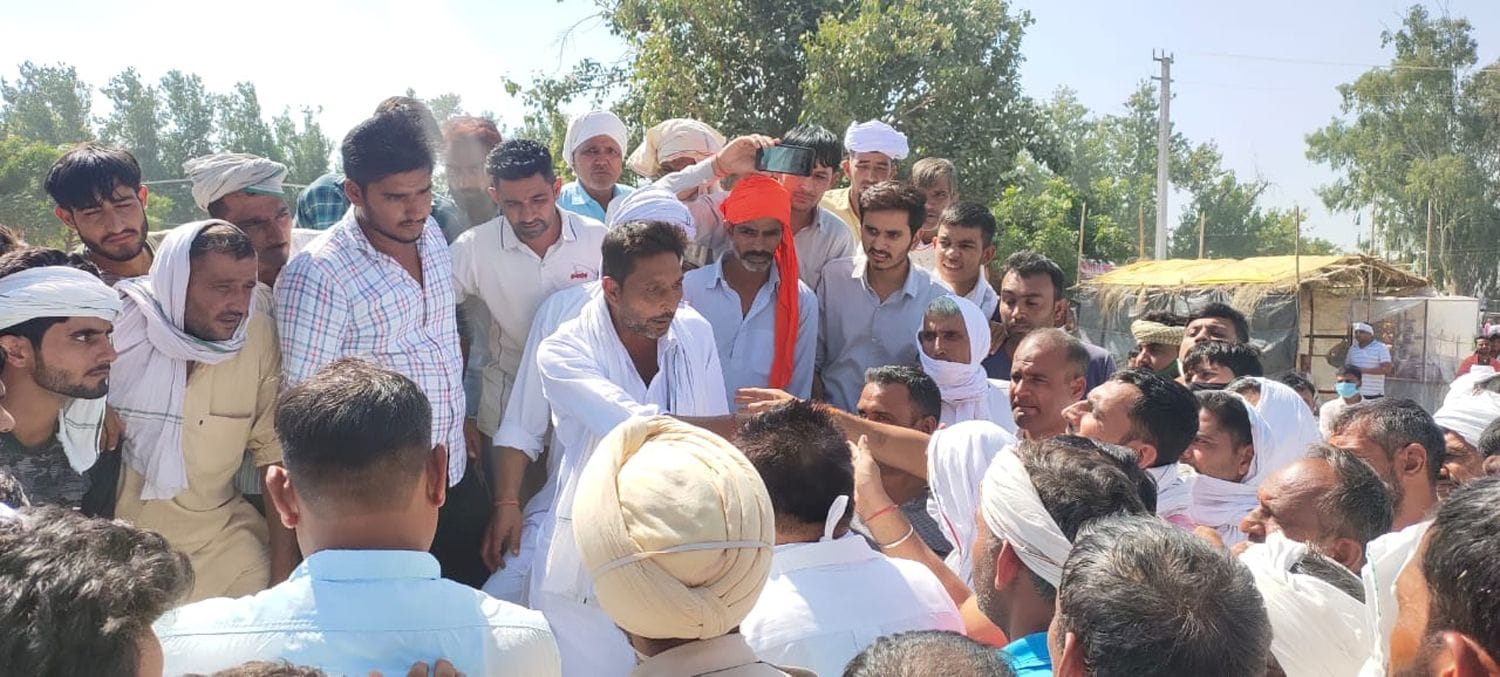 मार्केट कमेटी सचिव से बहस करते किसान। मार्केट कमेटी सचिव से बहस करते किसान।