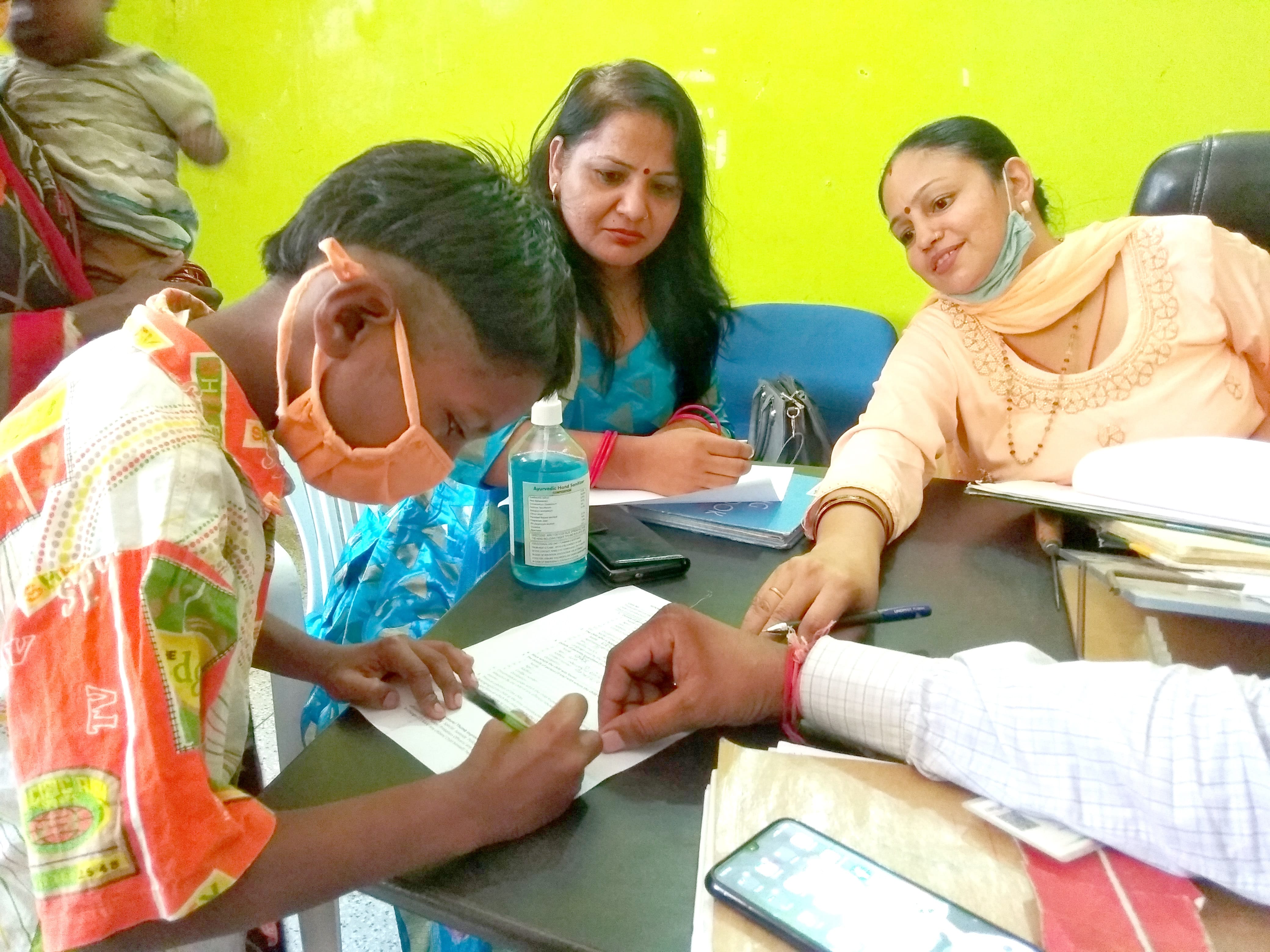कागजात पर हस्ताक्षर करता बच्चा। कागजात पर हस्ताक्षर करता बच्चा।