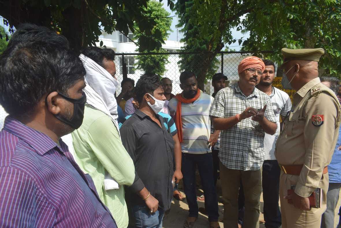 दो दिन से बिजली न मिलने के विरोध में हाईडिल परिसर में बिजली बहाल करने के लिए नारेबाजी कर रहे शहर के