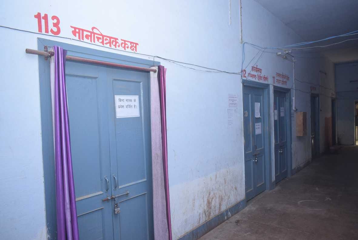 बिजली कर्मचारीयों की हड़ताल के चलते बिजली कार्यालय में पसरा सन्नाटा।
