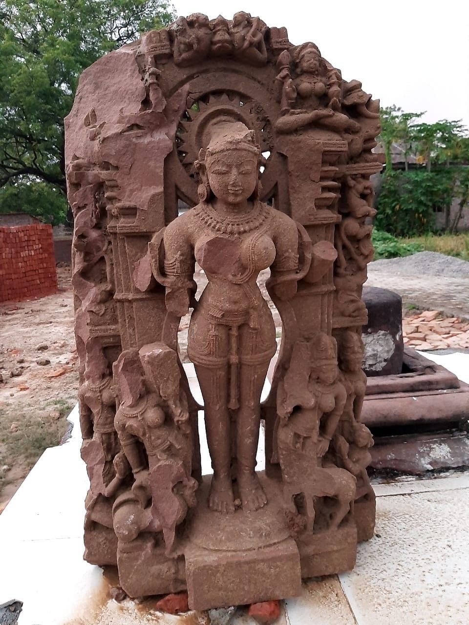 कंधई थाने के कोनी गांव में मंदिर निर्माण के लिए खोदाई में मिली प्रतिमा। कंधई थाने के कोनी गांव में मंदिर निर्माण के लिए खोदाई में मिली प्रतिमा।