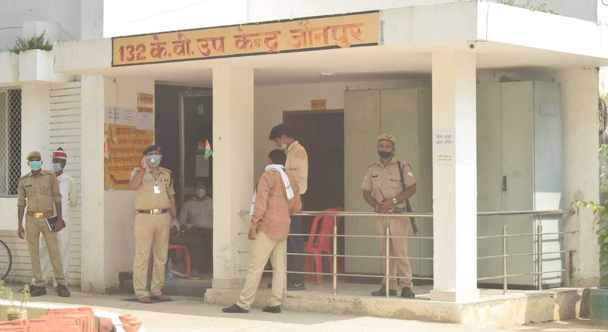 हाईडिल स्थित विद्युत केंद्र पर तैनात सीओ सिटी व पुलिस फोर्स।