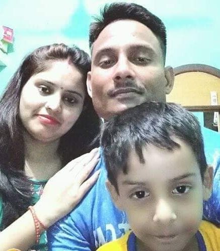 शहीद जवान शैलेंद्र प्रताप सिंह अपनी पत्नी और बेटे के साथ। (फाइल फोटो)। शहीद जवान शैलेंद्र प्रताप सिंह अपनी पत्नी और बेटे के साथ। (फाइल फोटो)।
