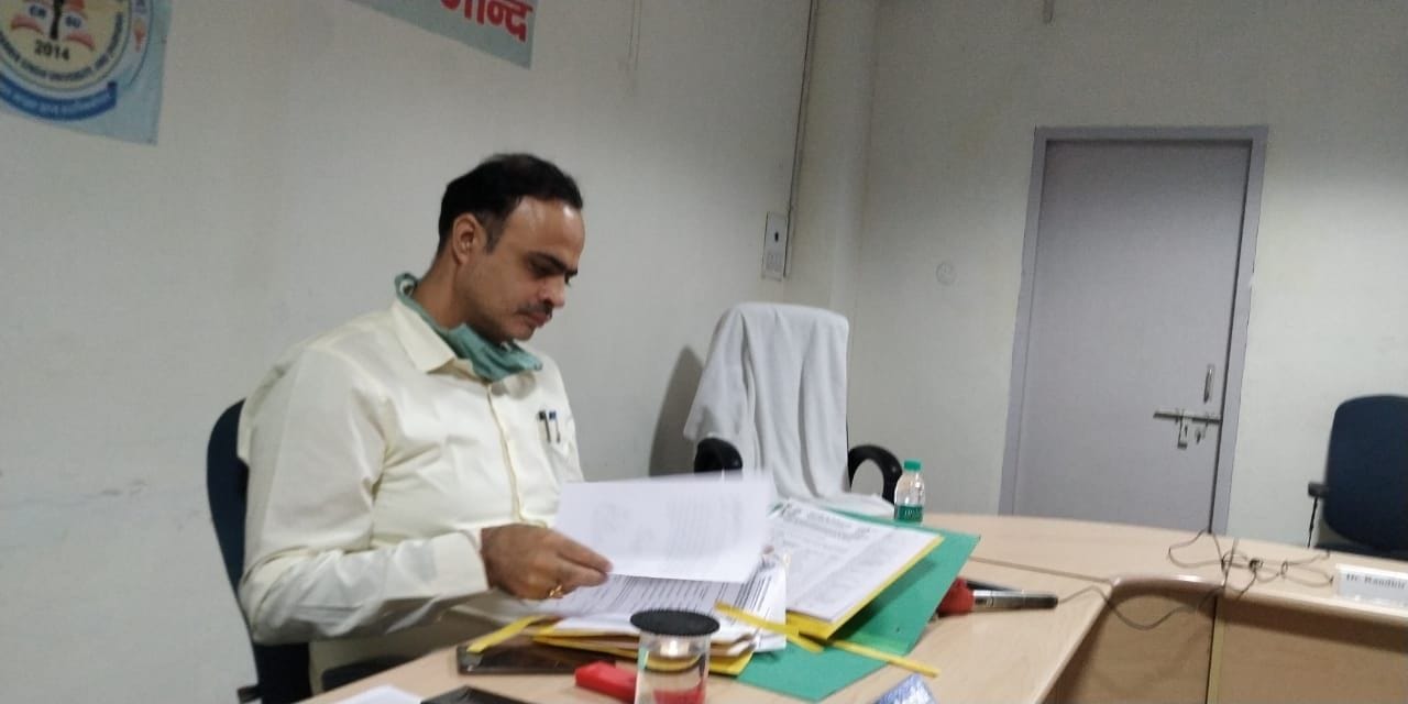 मामले में अपना पक्ष रखते रजिस्ट्रार डॉ. राजेश पूनिया। मामले में अपना पक्ष रखते रजिस्ट्रार डॉ. राजेश पूनिया।