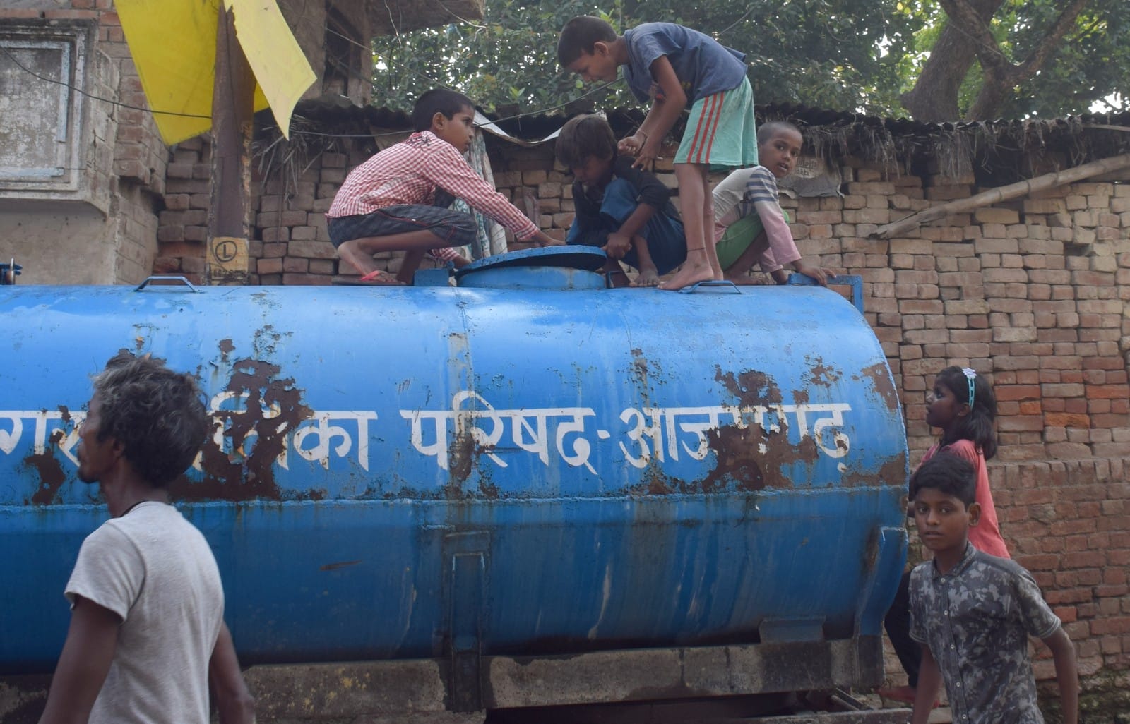 शहर के गौरी शंकर घाट के पास विद्युत विभाग के हड़ताल के चलते नगर के टैंकर पर चड़ कर पानी भरते बच्चे? शहर के गौरी शंकर घाट के पास विद्युत विभाग के हड़ताल के चलते नगर के टैंकर पर चड़ कर पानी भरते बच्चे?
