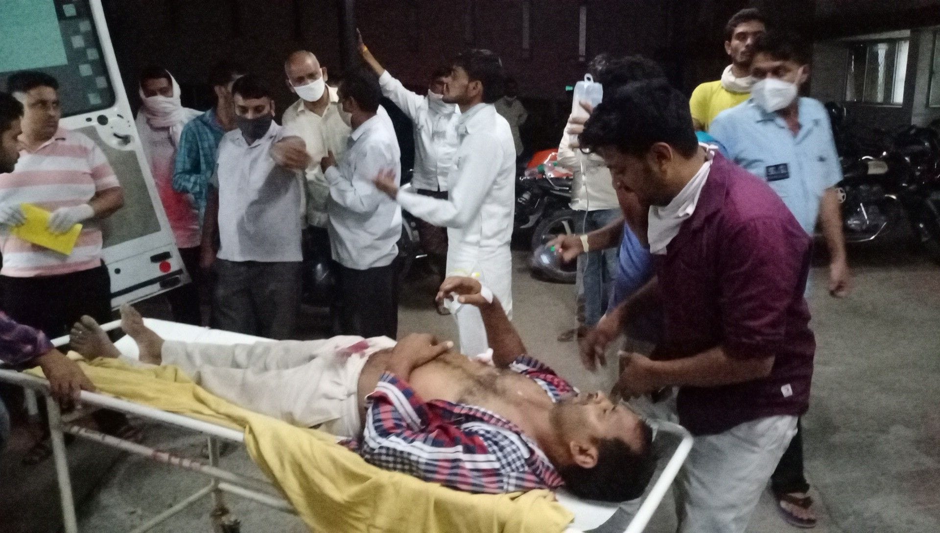 गोली लगने से घायल व्यक्ति को पीजीआई ले जाते हुए। संवाद न्यूज एजेंसी गोली लगने से घायल व्यक्ति को पीजीआई ले जाते हुए। संवाद न्यूज एजेंसी