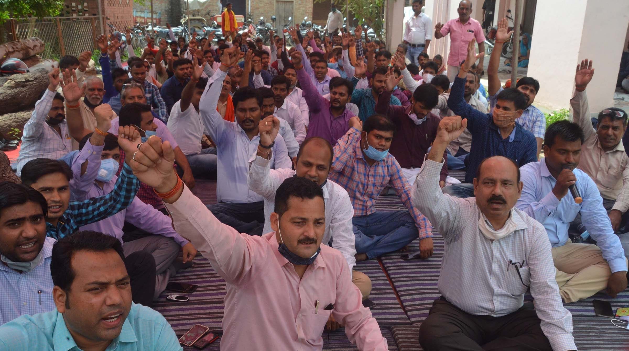भंगवा चुंगी कार्यालय में निजीकरण के विरोध में धरना प्रदर्शन करते संयुक्त संघर्ष समिति के लोग।