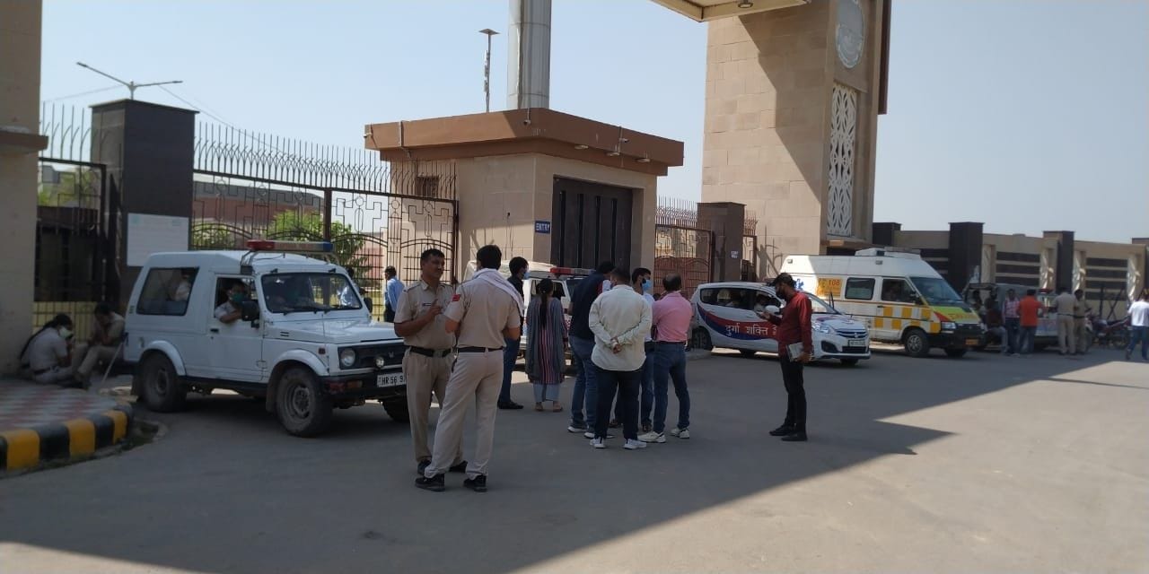 विवि के मुख्य गेट पर तैनात पुलिस। विवि के मुख्य गेट पर तैनात पुलिस।