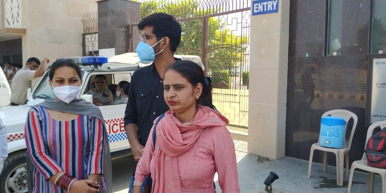 विवि में प्रवेश नहीं मिलने पर परेशान विद्यार्थी। विवि में प्रवेश नहीं मिलने पर परेशान विद्यार्थी।
