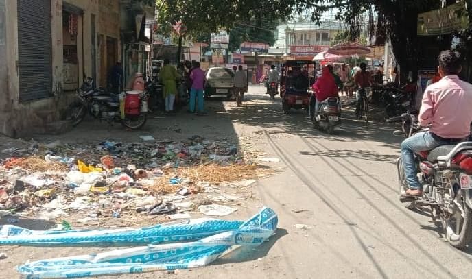 सुनगढ़ी तिराहे पर लगा गंदगी का ढेर सुनगढ़ी तिराहे पर लगा गंदगी का ढेर