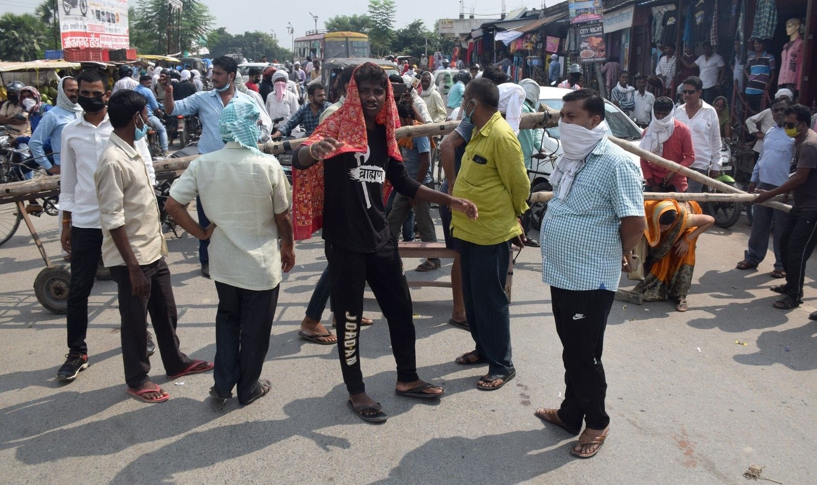 सिधारी शारदा चौराहे पर विद्युत विभाग के विरोध में सड़क जाम करते लोग।