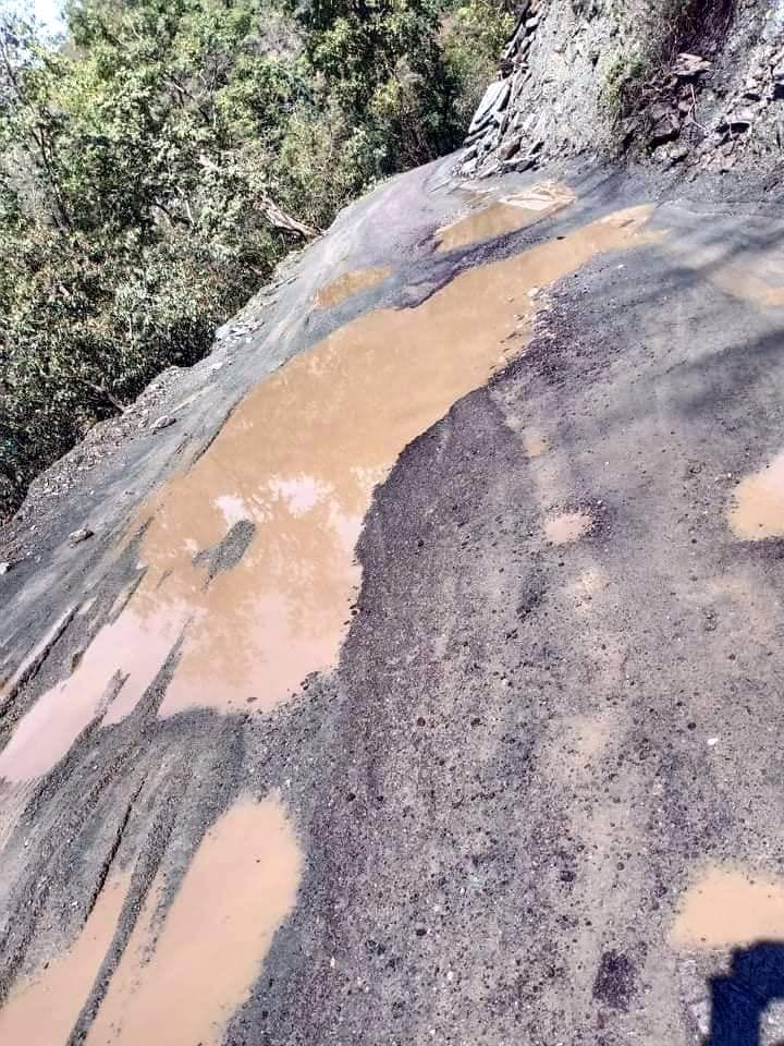  लक्ष्मणझूला-कांडी मोटर मार्ग पर बने गड्ढों में भरा पानी। इससे दुर्घटनाओं का खतरा बना हुआ है।