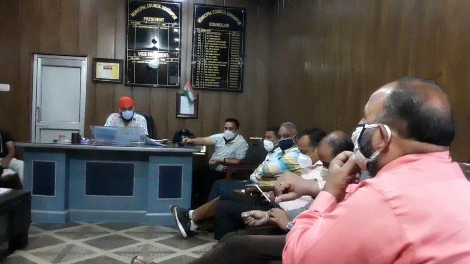 उधमपुर नगर परिषद कार्यालय में बैठक करते पार्षद। उधमपुर नगर परिषद कार्यालय में बैठक करते पार्षद।