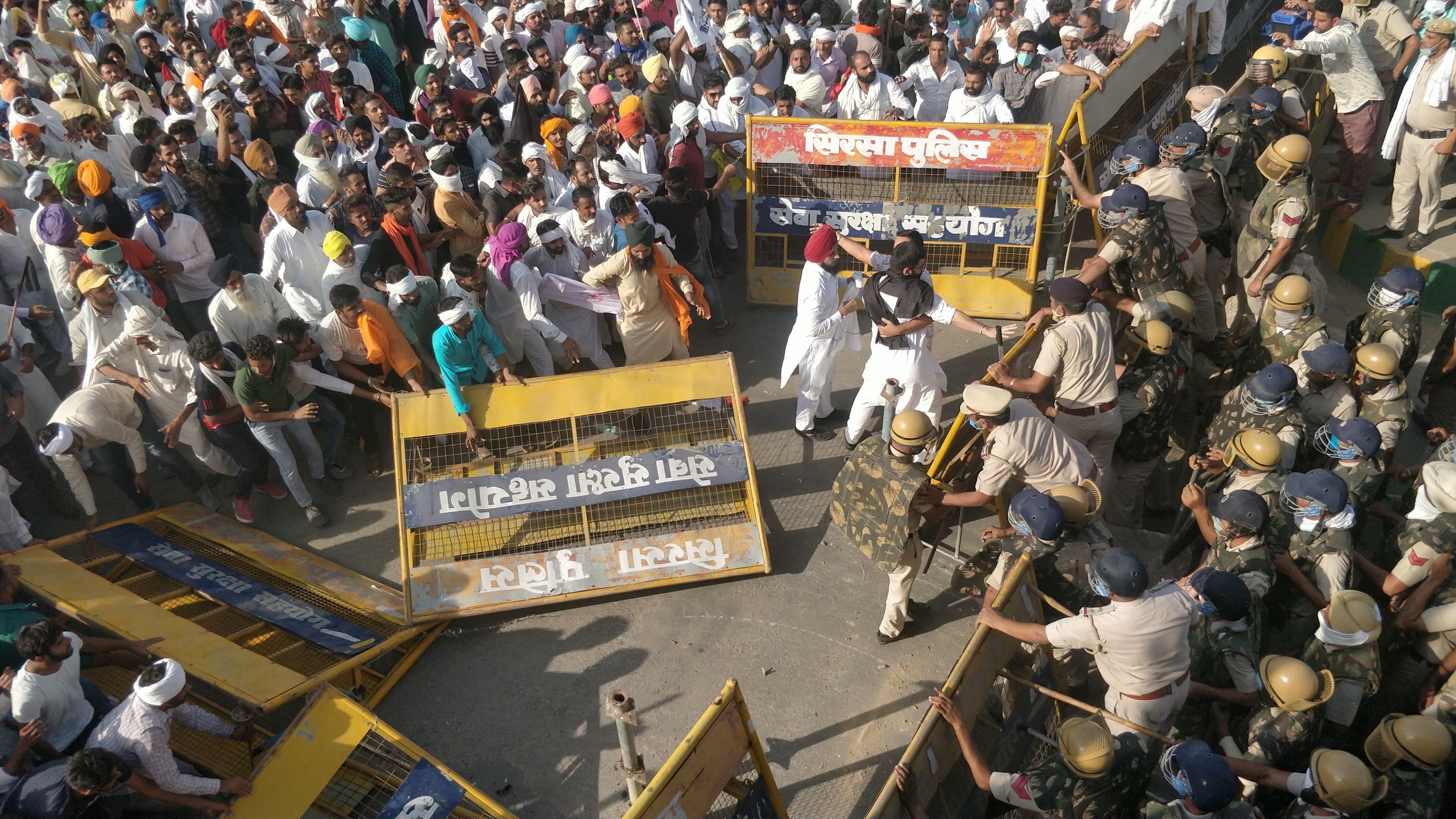 सिरसा में प्रदर्शन के दौरान बैरिकेड्स हटाते हुए किसान। सिरसा में प्रदर्शन के दौरान बैरिकेड्स हटाते हुए किसान।
