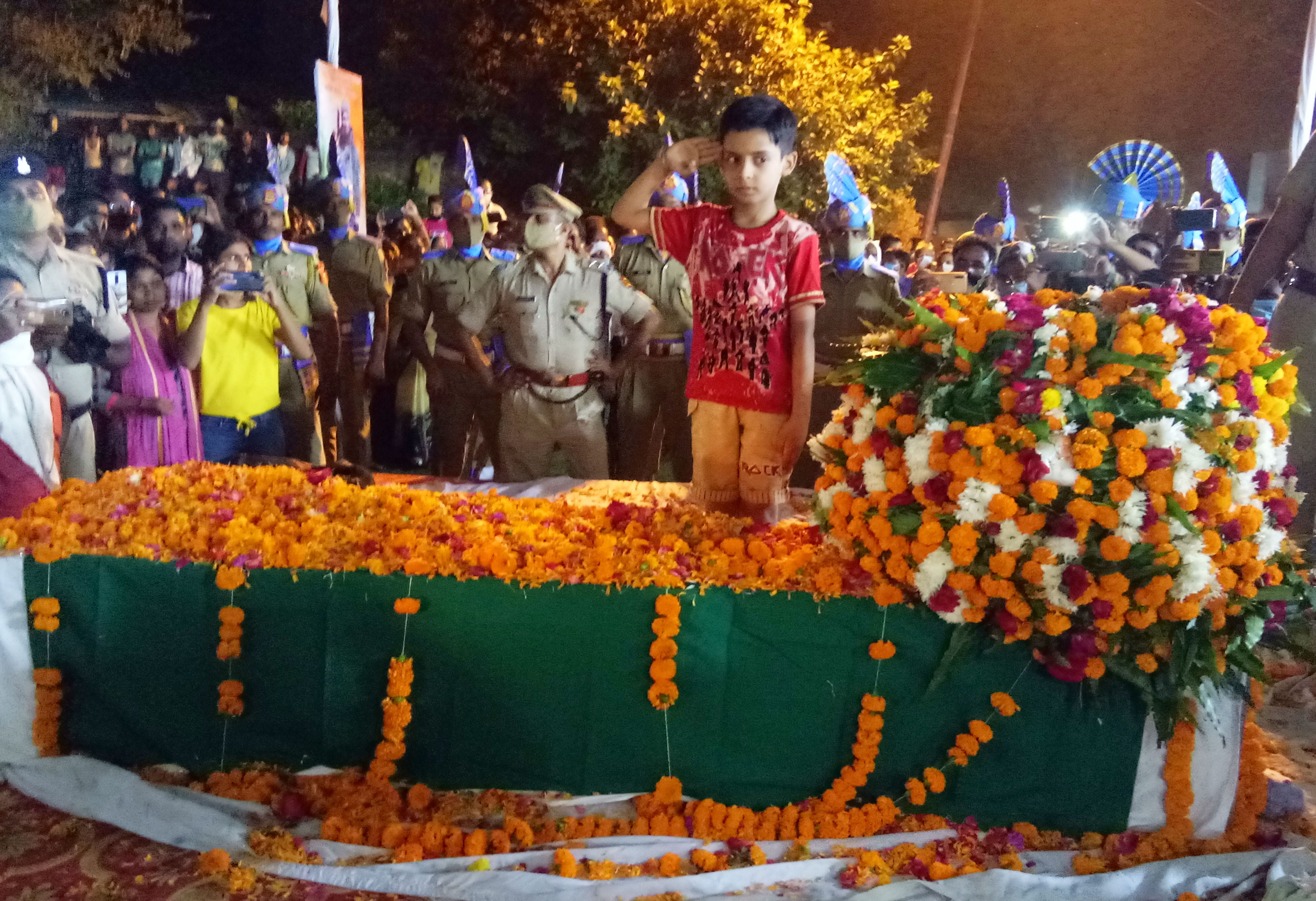 रायबरेली में मंगलवार को लखनऊ से चलकर जवाहर बिहार कॉलोनी मलिकमऊ शहीद का शव पहुंचा तो पिता को सलामी रायबरेली में मंगलवार को लखनऊ से चलकर जवाहर बिहार कॉलोनी मलिकमऊ शहीद का शव पहुंचा तो पिता को सलामी