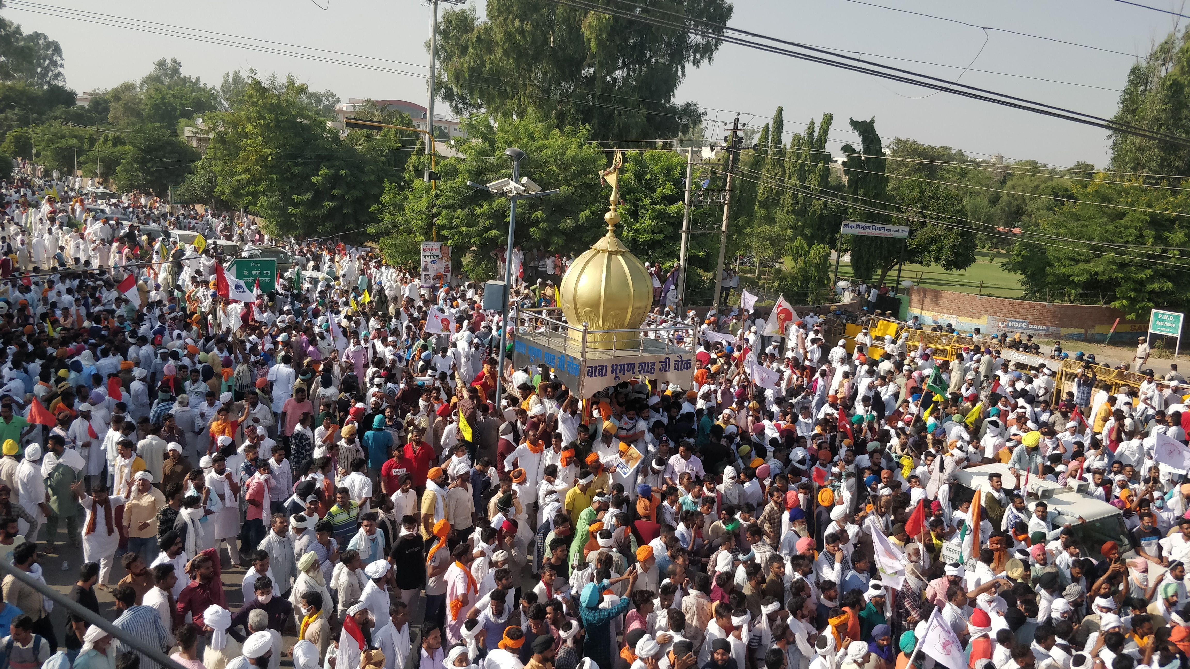 सिरसा में प्रदर्शन के दौरान भूमण शाह चौक पर इकट्ठा होते किसान संगठन। सिरसा में प्रदर्शन के दौरान भूमण शाह चौक पर इकट्ठा होते किसान संगठन।