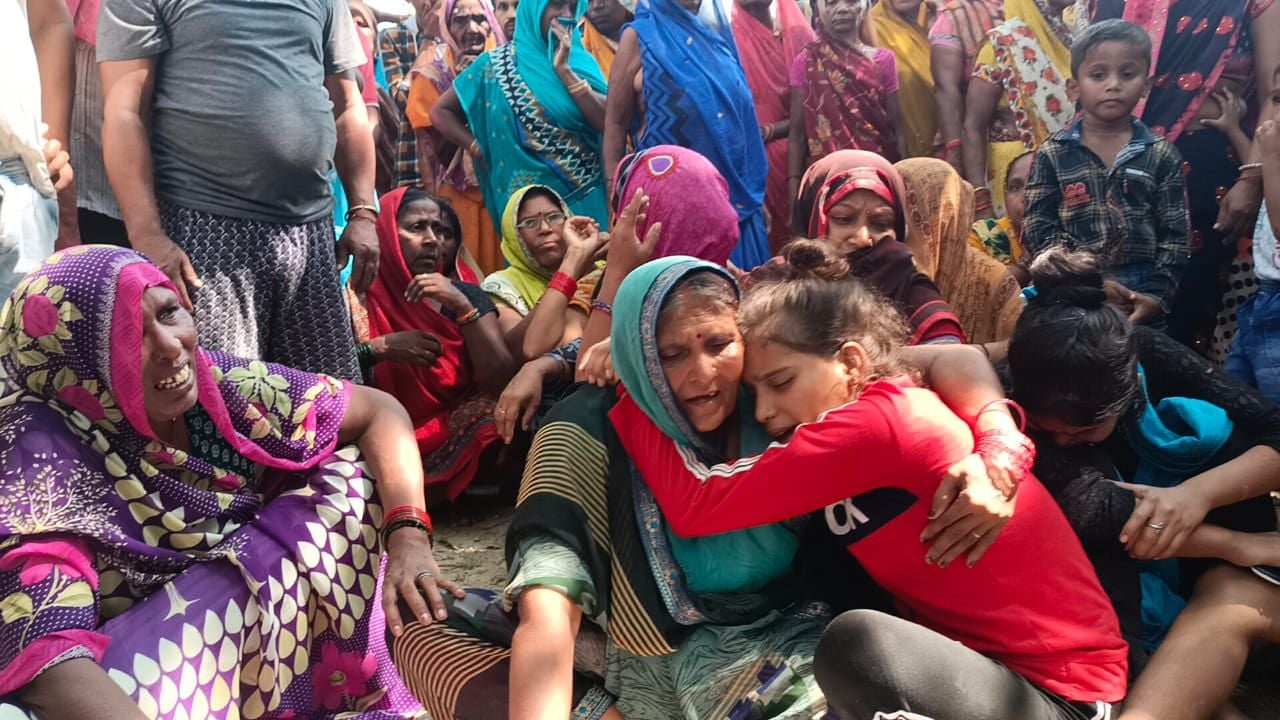 पट्टी कोतवाली के रामपुर बेला गांव में विवाहिता का शव मिलने के बाद बिलखते परिजन। पट्टी कोतवाली के रामपुर बेला गांव में विवाहिता का शव मिलने के बाद बिलखते परिजन।