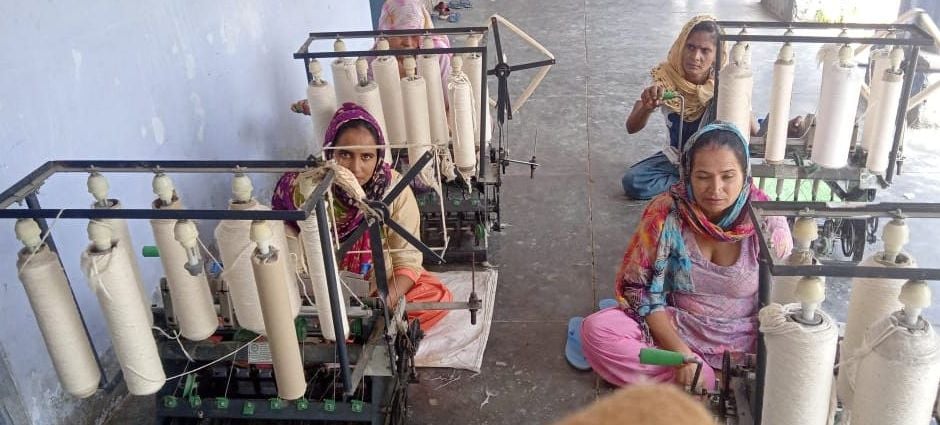 शामली क्षेत्र के गांव कंडेला में सूत तैयार करती महिलाएं शामली क्षेत्र के गांव कंडेला में सूत तैयार करती महिलाएं