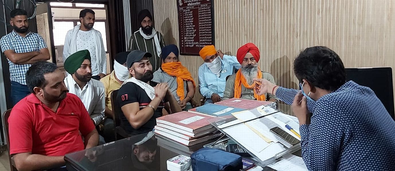 काशीपुर में मंडी सचिव से मुलाकात करते किसान। संवाद काशीपुर में मंडी सचिव से मुलाकात करते किसान। संवाद