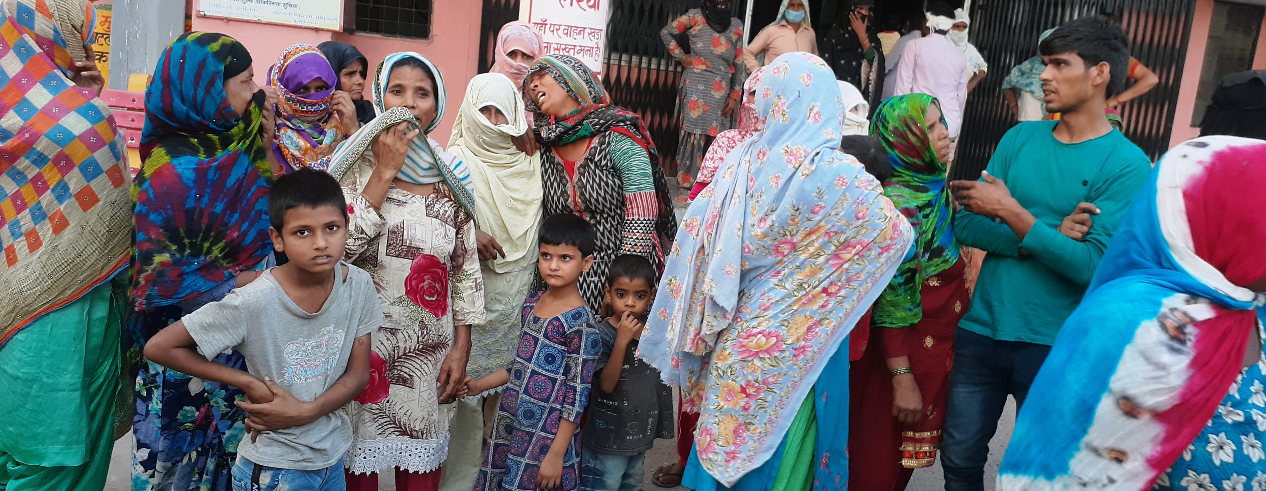 मुजफ्फरनगर : बुढ़ाना में हुए सड़क हादसे के बाद सीएचसी मे विलाप करतीं मृतक परिवार की महिलाएं। मुजफ्फरनगर : बुढ़ाना में हुए सड़क हादसे के बाद सीएचसी मे विलाप करतीं मृतक परिवार की महिलाएं।