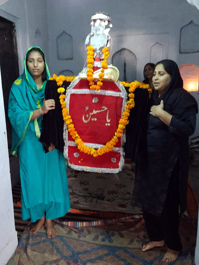 - बड़ा इमामबाडा में ताबूत उठाती शिया सोगवार महिलाएं। - बड़ा इमामबाडा में ताबूत उठाती शिया सोगवार महिलाएं।