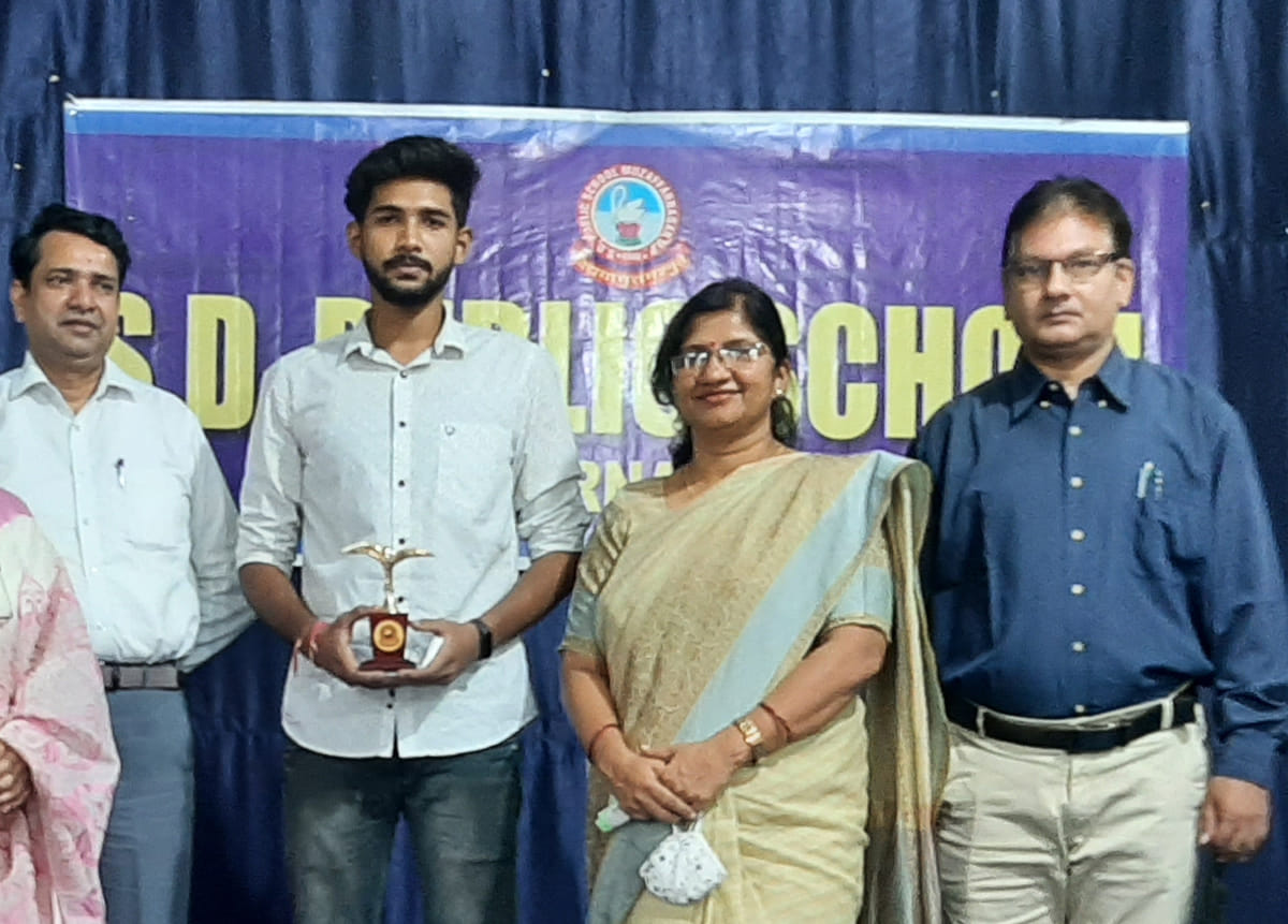 एसडी पब्लिक स्कूल में मेधावियो को सम्मानित करते शिक्षक। एसडी पब्लिक स्कूल में मेधावियो को सम्मानित करते शिक्षक।