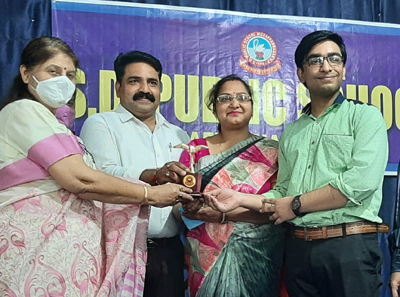 एसडी पब्लिक स्कूल में मेधावियो को सम्मानित करते शिक्षक। एसडी पब्लिक स्कूल में मेधावियो को सम्मानित करते शिक्षक।