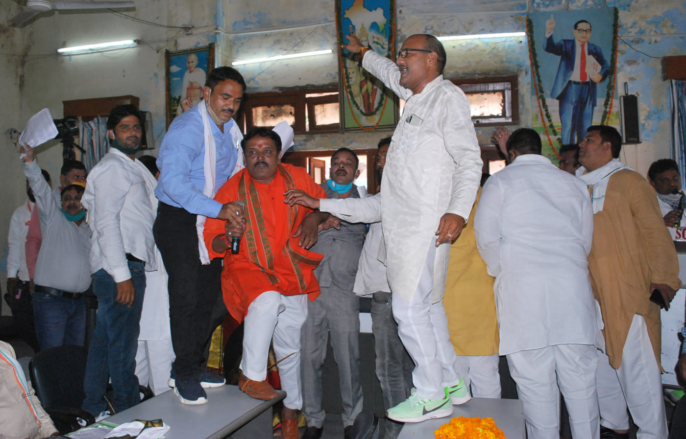 मुजफ्फरनगर : नगरपालिका में बोर्ड बैठक में मेज पर खडे़ होकर हंगामा करते सभासद।
