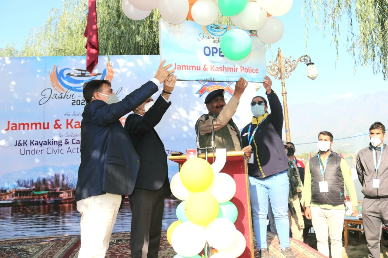 श्रीनगर की मशहूर डल झील में बुधवार को तीन दिवसीय जश्न-ए-डल समारोह की शुरुआत हुई। इस दौरान विभिन्?