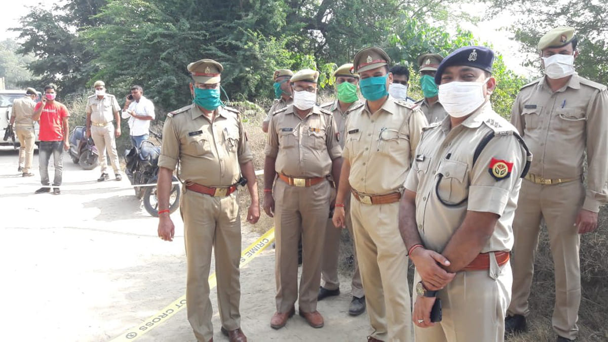 पुलिस मुठभेड में पहुंची पुलिस फोर्स। पुलिस मुठभेड में पहुंची पुलिस फोर्स।