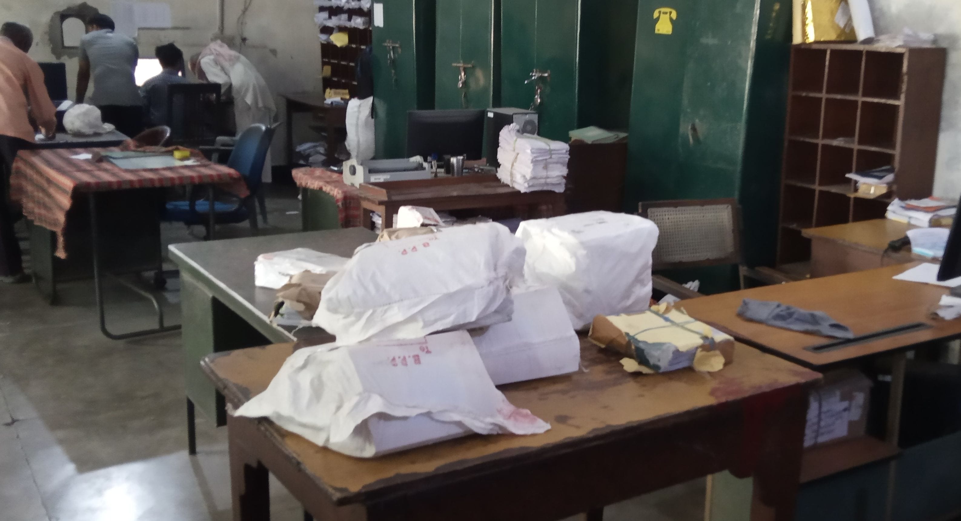 शामली के डाकघर में खस्ताहाल कुर्सी व सामान