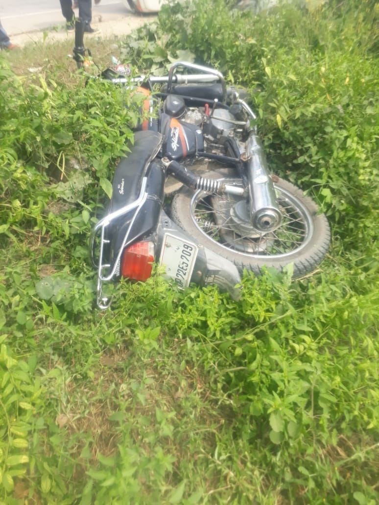 लालगंज के सगरा सुन्दरपुर में अनियंत्रित बोलेरो की टक्कर से क्षतिग्रस्त बाइक। लालगंज के सगरा सुन्दरपुर में अनियंत्रित बोलेरो की टक्कर से क्षतिग्रस्त बाइक।