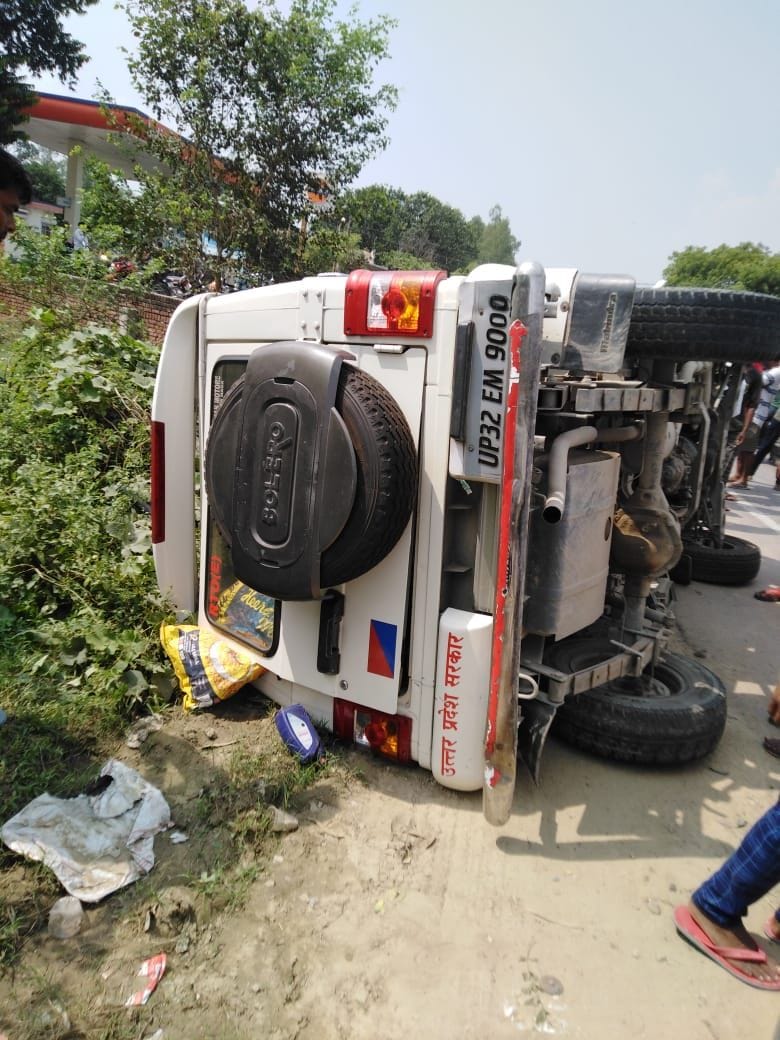 लालगंज के सगरा सुन्दरपुर में बाइक को टकभ्कर मारकर पलटी बोलेरो। लालगंज के सगरा सुन्दरपुर में बाइक को टकभ्कर मारकर पलटी बोलेरो।
