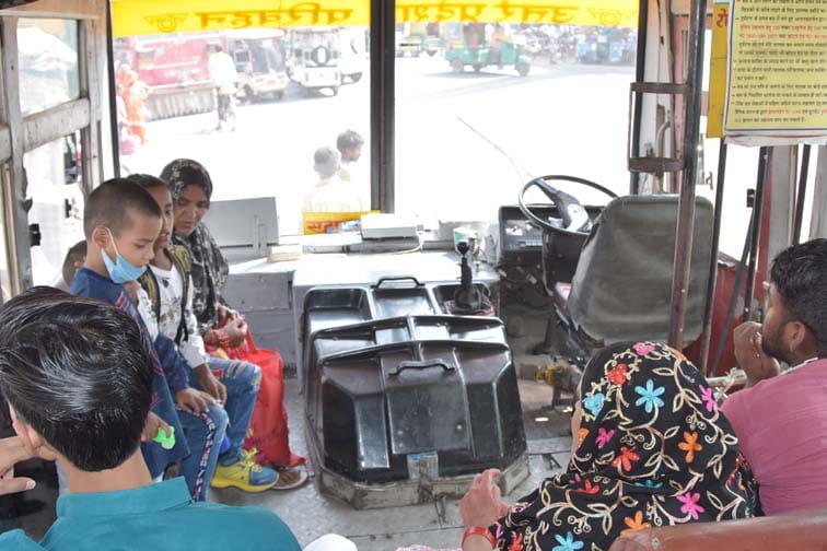 रोड़वेज बस अडडे पर बिना मास्क के बैठे यात्री ना बस में सेनेटाइजर रोड़वेज बस अडडे पर बिना मास्क के बैठे यात्री ना बस में सेनेटाइजर