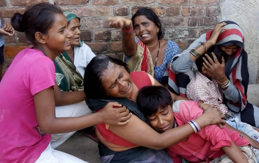 बांदा : फरसे से पत्नी का सर काटकर हत्या के बाद बलखते मृतका के बच्चे और परजन। बांदा : फरसे से पत्नी का सर काटकर हत्या के बाद बलखते मृतका के बच्चे और परजन।