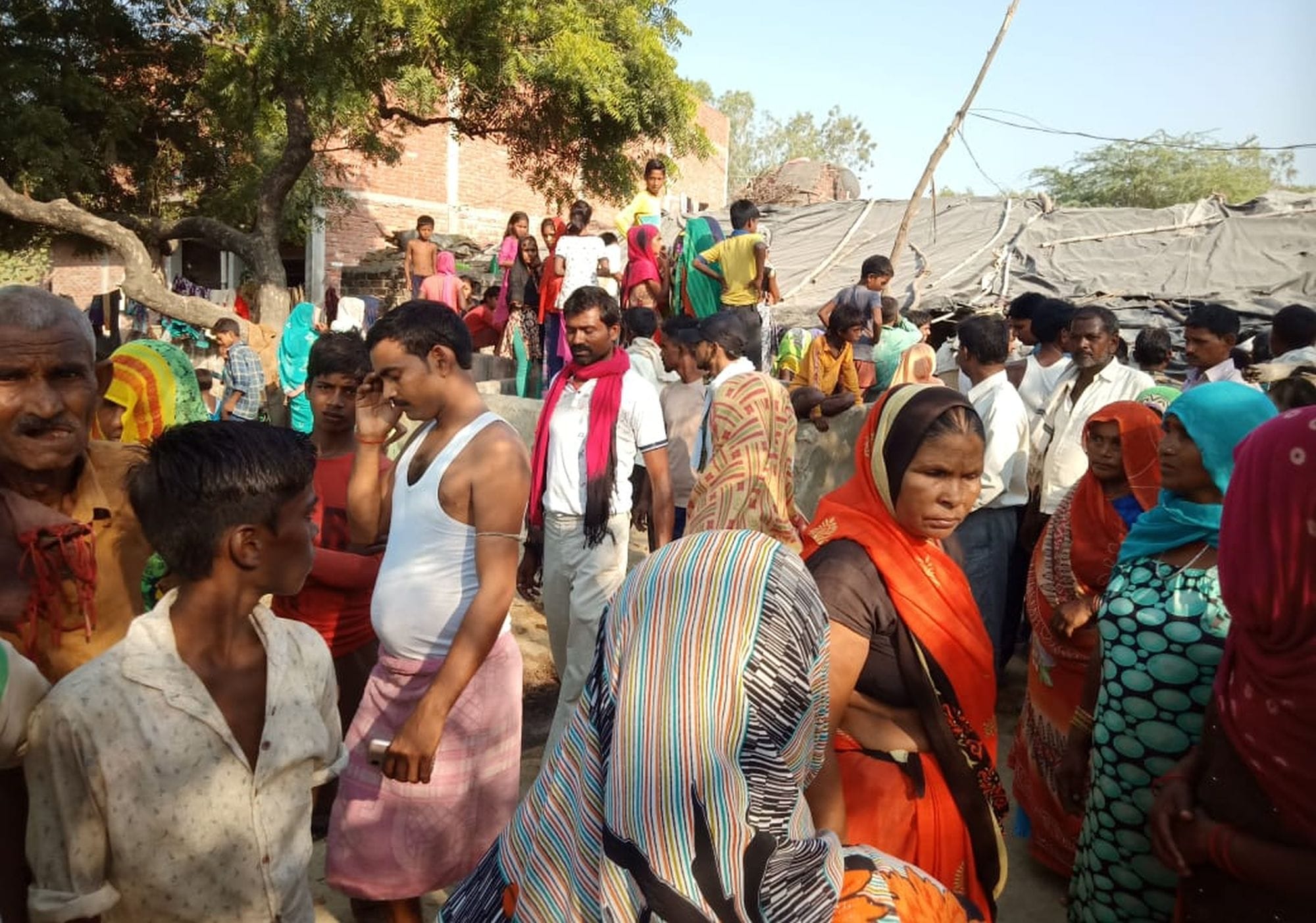 घटना के बाद मृतक के घर के बाहर एकत्र ग्रामीण। घटना के बाद मृतक के घर के बाहर एकत्र ग्रामीण।