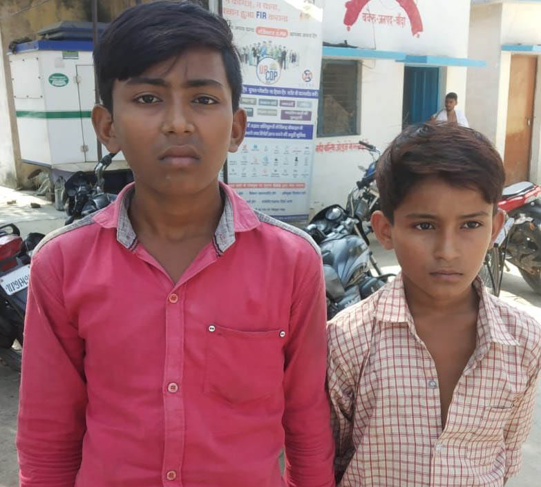 बांदा : मृतक के दोनों बच्चे। पत्नी का सर काटकर हत्या वाली खबर के साथ। बांदा : मृतक के दोनों बच्चे। पत्नी का सर काटकर हत्या वाली खबर के साथ।