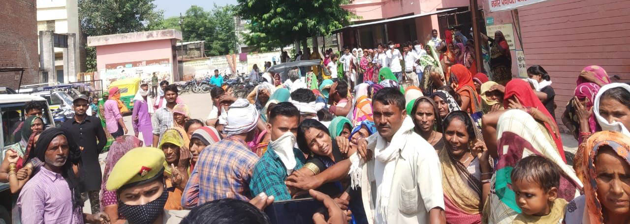 बांदा : फरसा और पत्नी का सर काटकर हत्या के बाद लगी भीड़। बांदा : फरसा और पत्नी का सर काटकर हत्या के बाद लगी भीड़।